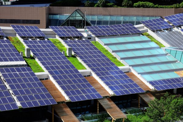 Instalarea de panouri solare, o prioritate în mediul de afaceri, dar și la consumatorii individuali