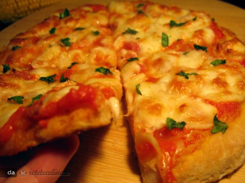 Pizza Buna cu Aluat Pufos | Mancaruri cu carne | Reteteculinare.RO