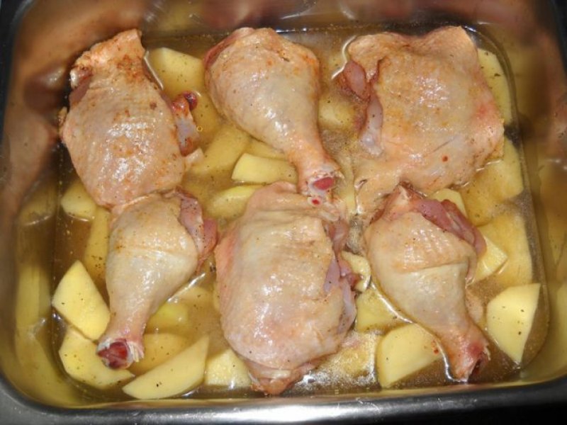 Pulpe de pui cu cartofi la cuptor | Mancaruri cu carne | Reteteculinare.RO