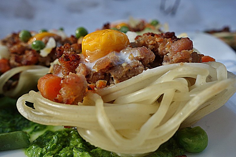 Cosulete din spaghete cu legume si carne tocata in sos de patrunjel | Paste  | Reteteculinare.RO