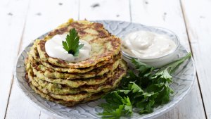 Clatite cu dovlecei cu sos de iaurt - fragede si aromate