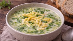 Ciorba de salata cu omleta - ardeleneasca, usoara si satioasa
