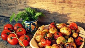 Cartofi noi copti cu rosii cherry si usturoi