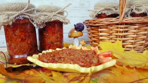 Zacusca cu ciuperci de padure si ardei copt