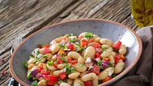 Salata de fasole alba cu legume