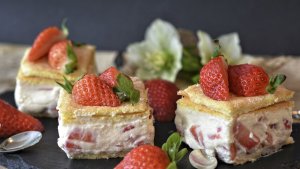 Prajitura cu capsuni si crema de frisca  -  delicioasa, racoroasa si usoara