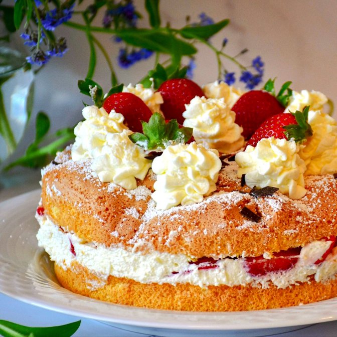 Tort pufos cu frisca si capsuni - tort pufos de casa