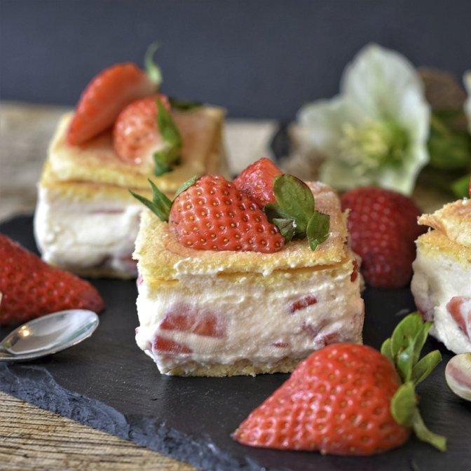 Prajitura cu capsuni si crema de frisca  -  delicioasa, racoroasa si usoara