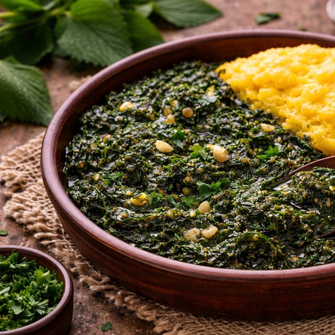 Urzici scazute cu usturoi si mamaliga  - mancare traditionala de primavara