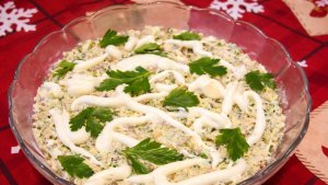 Salata de pui cu ciuperci si castraveciori acri