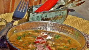 Mancare scazuta din fasole uscata cu afumatura