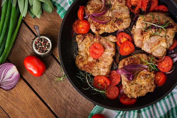 Ceafa de porc frageda la tigaie cu rosii cherry si rozmarin