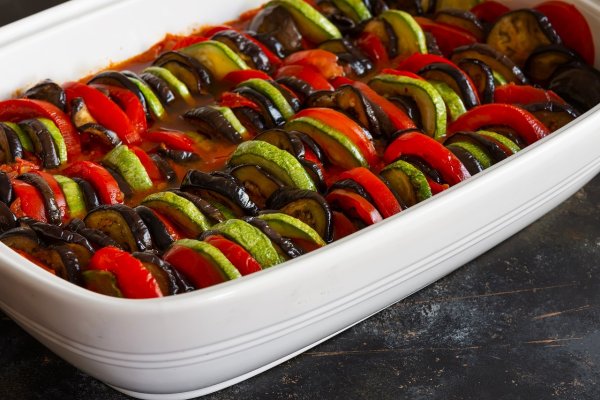 Reteta Ratatouille cu vinete, dovlecei, rosii si suc de rosii