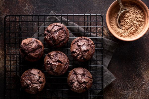 Briose pufoase cu ciocolata  si cacao - ideale pentru orice ocazie