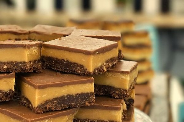 Prajitura Milionarului cu blat crocant, caramel si ciocolata