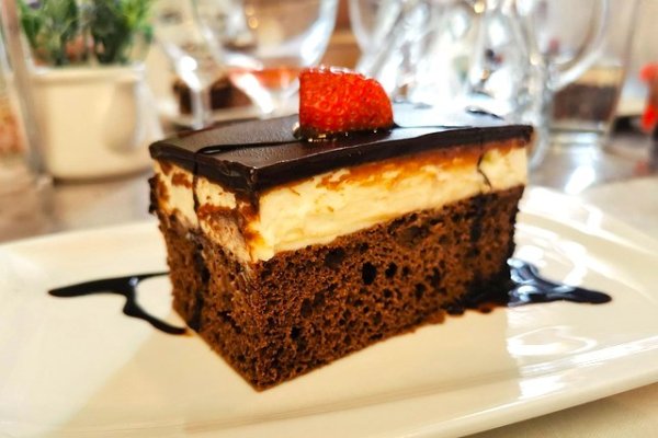 Prajitura cu blat de cacao, crema alba si glazura de ciocolata