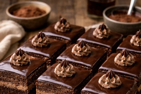 Amandină clasică în tavă - cu blat dens de cacao