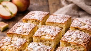 Prajitura turnata cu mere si iaurt - pufoasa si usor umeda