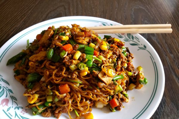 Noodles prajiti  rapid cu carne tocata si legume