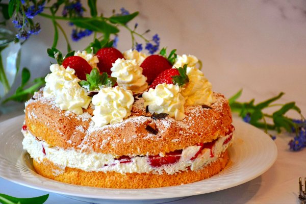 Tort pufos cu frisca si capsuni - tort pufos de casa