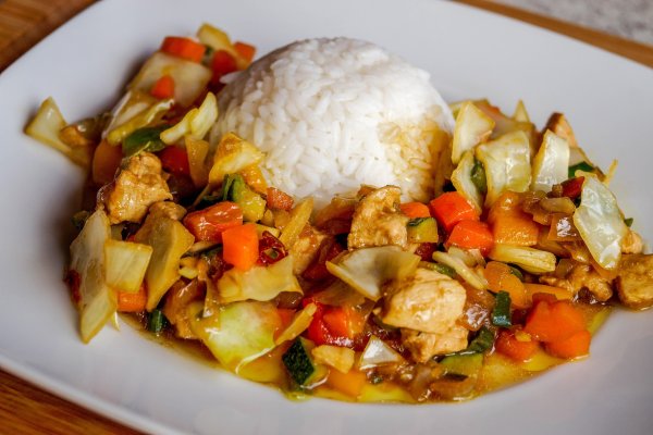 Pui cu legume asiatice si orez alb